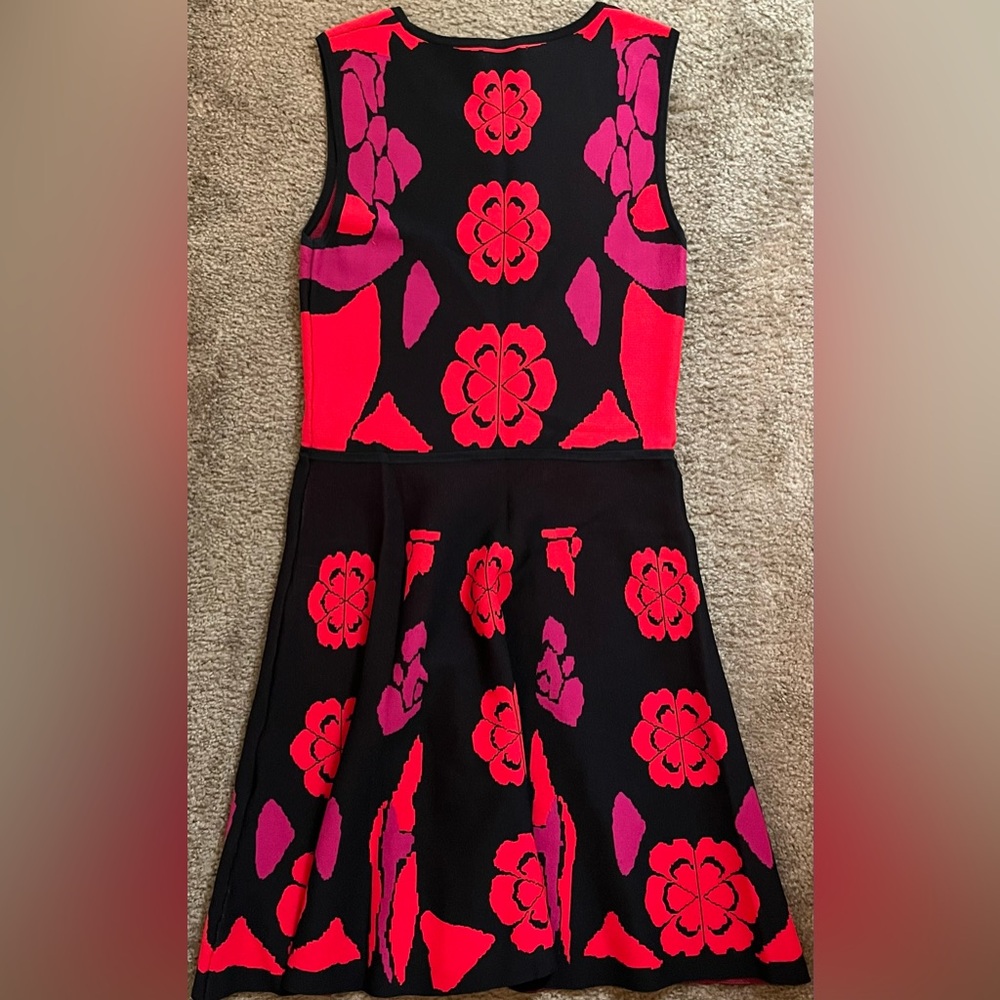 Eva Mendes Red and Black Flower Dress with Flattering Flare Silhouette LIKE NEW - Picture 3 of 5